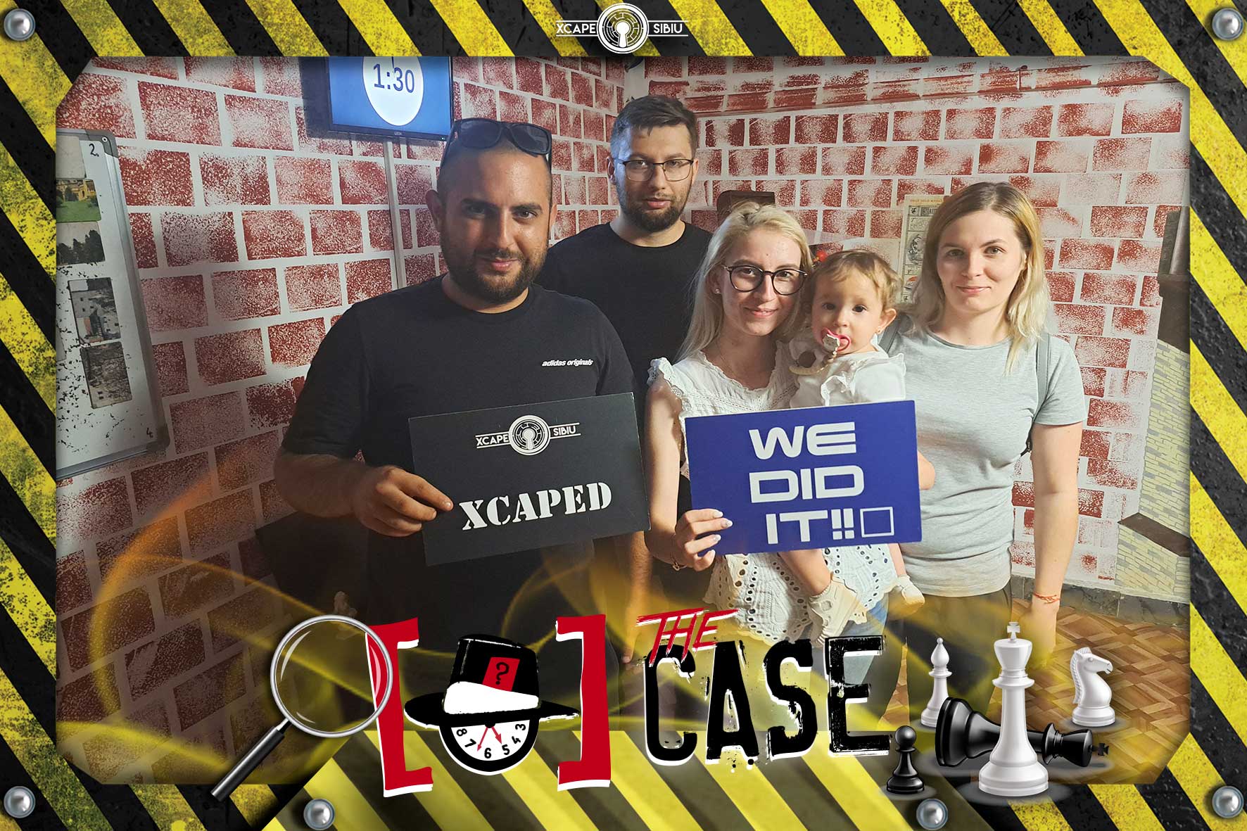 Grup de participanți fericiți după finalizarea unei camere de escape la XcapeRoomSibiu.