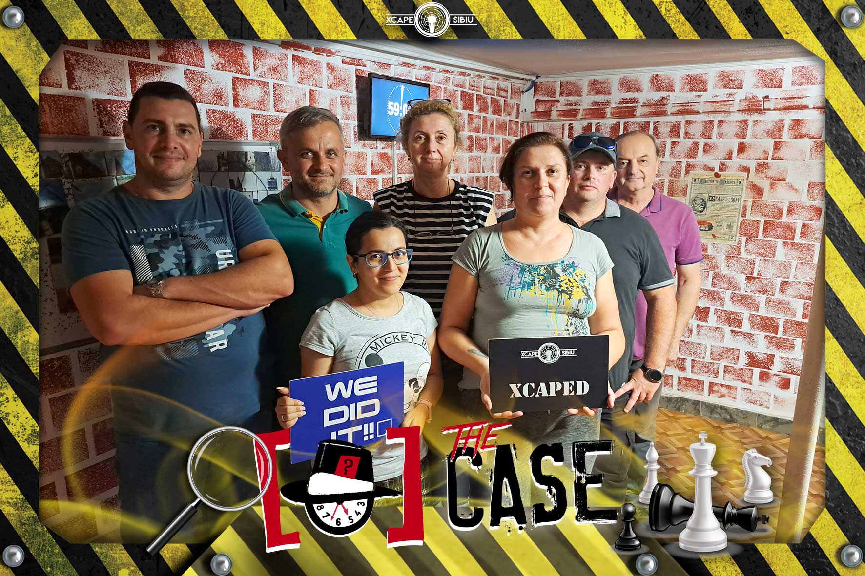 Echipă de jucători zâmbitori celebrând succesul lor într-o cameră de escape la XcapeRoomSibiu.